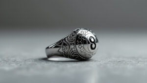 découvrez la bague stussy argentée 8 ball, un accessoire streetwear tendance qui apporte style et originalité à votre look urbain.